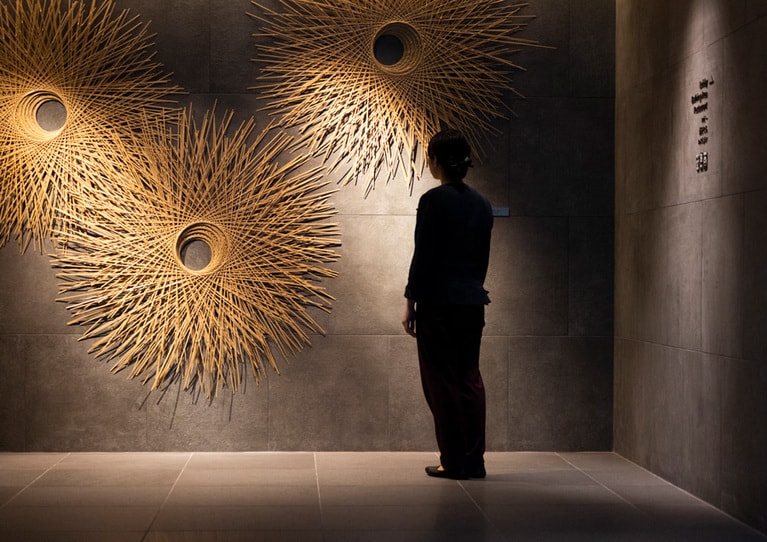 客室エリアのエレベーターホールには、熊本・日奈久竹細工の大作〈輪弧の重なり〉が。