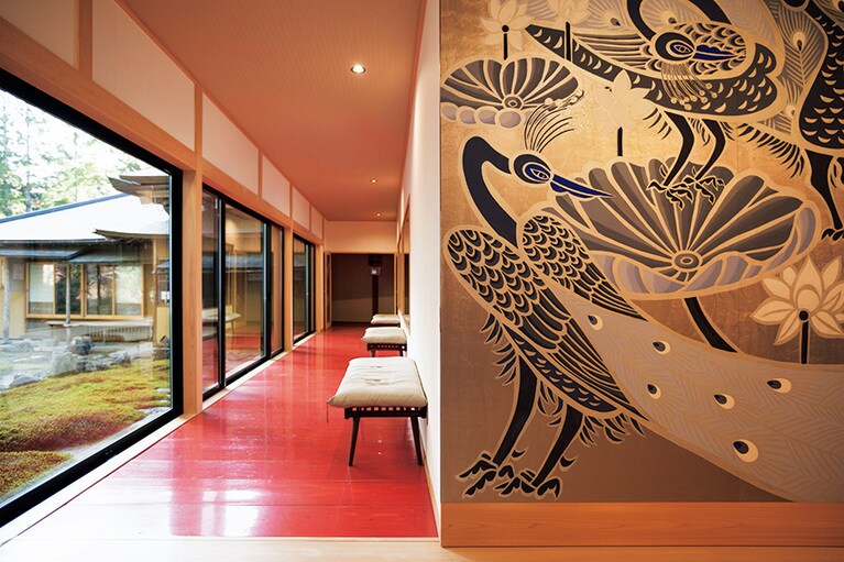 引き戸に描かれた銀色のクジャクも、木村英輝・知位子夫妻の作品。