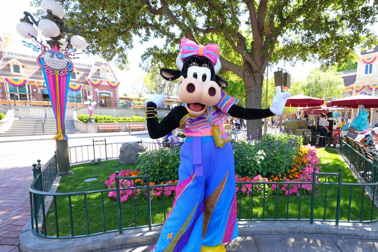 70周年コスチュームを着た「クララベル・カウ」に会えるのはカリフォルニア ディズニーランド・リゾートだけ！