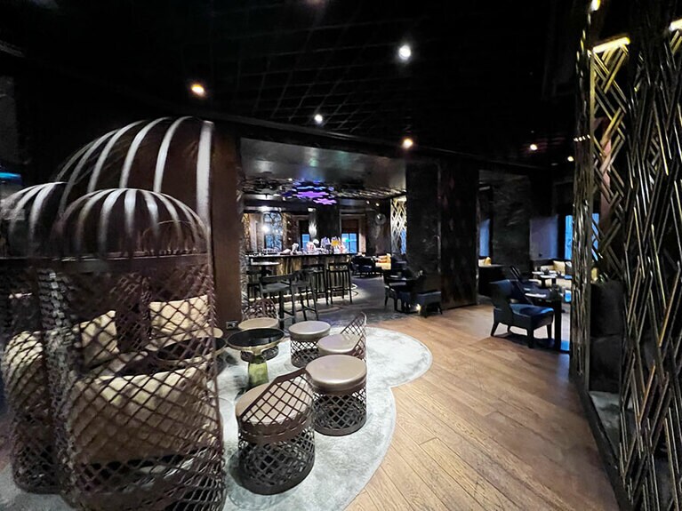 レセプションに先にあるラウンジは、鳥籠をイメージしている。奧にはバーカウンターが見える。