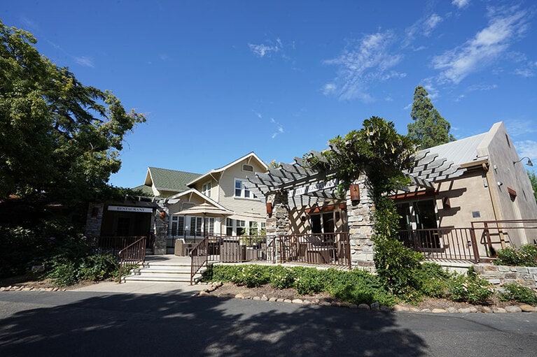 レストラン「タウニー・ハウス」。100年前に薔薇に囲まれていたこの場所が、現在のホテルの始まりだ。