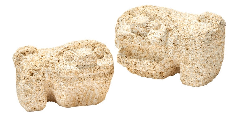 スタジオ de-jinの 「手彫りシーサー」琉球石灰岩を手彫りしているシーサー(3,400円～)。