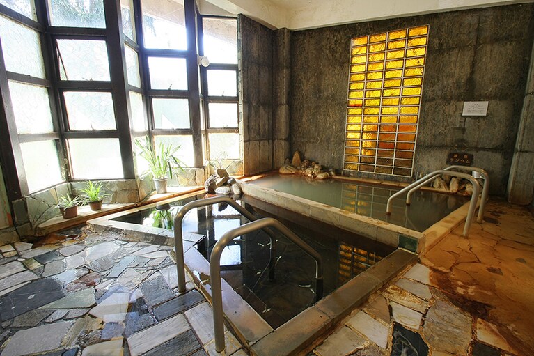 不老閣［山梨／増富ラジウム温泉］内湯 不老の湯。