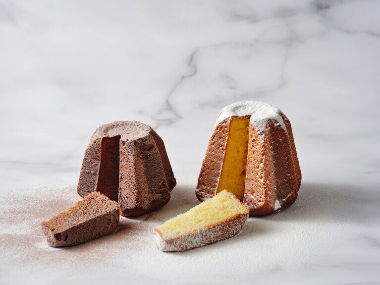 左：新作「パンドーロチョコレート」3,240円、右：新作「パンドーロ」 2,700円。