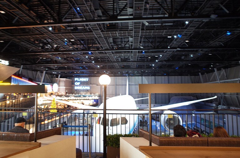 スターバックスの店内では機体を正面から眺めることができる。外から見えるのはここまで。