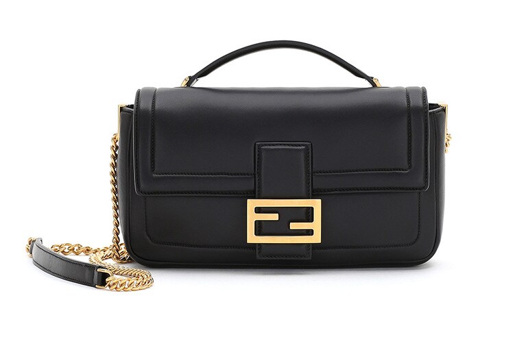 「バゲット チェーン」(ミディアム、H13.5×W27×D6cm) 302,000円／フェンディ(フェンディ ジャパン)
