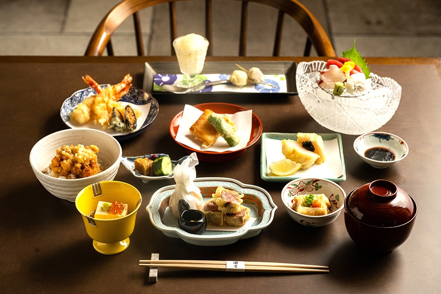 「八坂圓堂 THE CELESTINE KYOTO GION」のディナーは、懐石スタイルの天ぷらコース。老舗の技とホテルの洗練が融合して、贅沢な美味の歓びをもたらします。16,500円