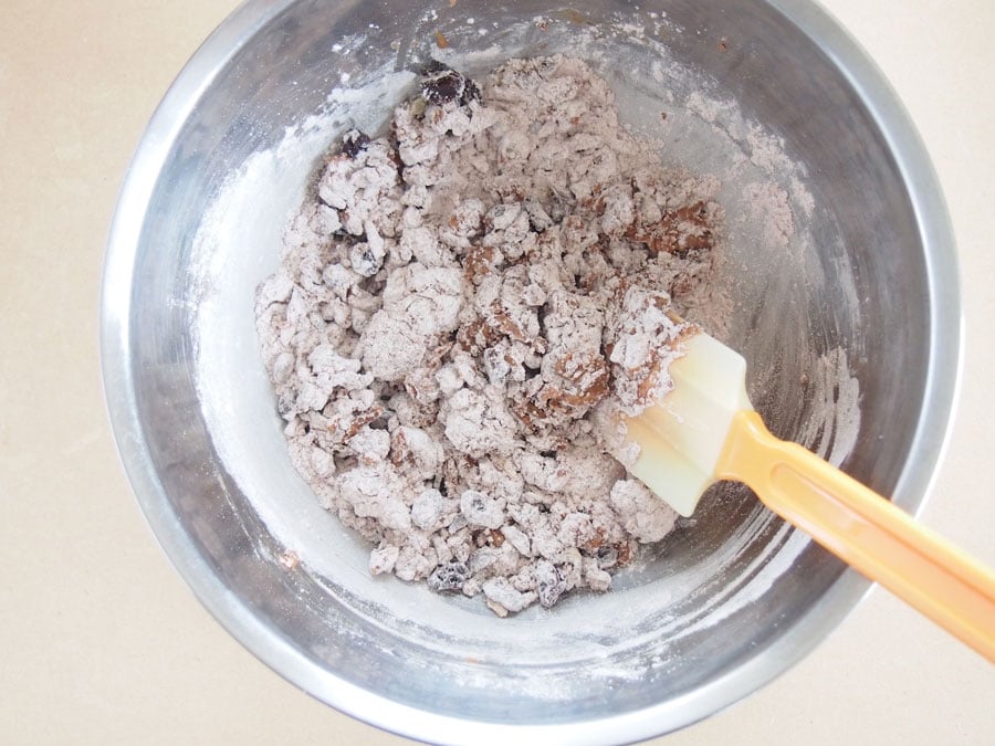 (3) 米粉、ココア、シナモン、ベーキングパウダーを振るいながらボウルに入れます。ゴムベラで切るように混ぜていきます。