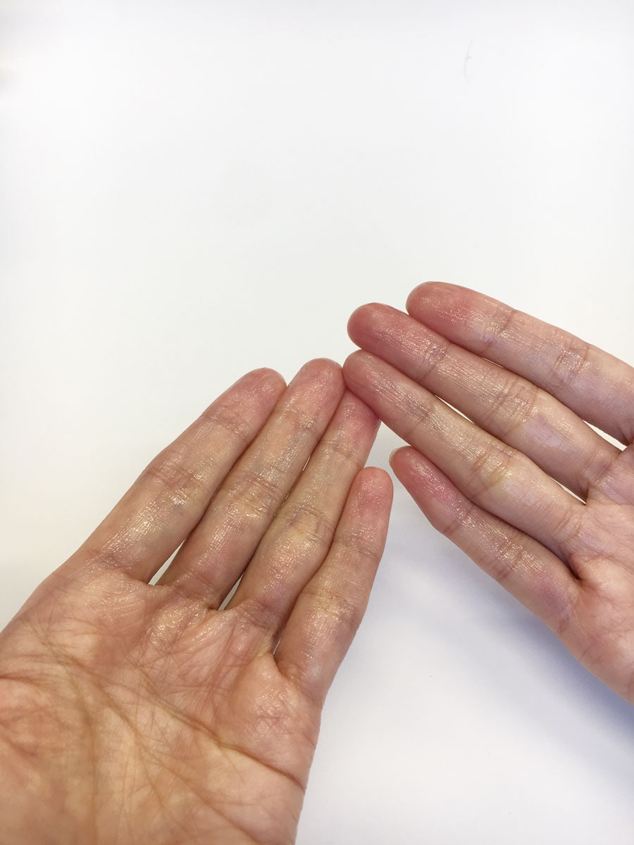 人差し指から薬指までの3本の、指先から第2関節までを使い、その範囲内でもみほぐすようにして温めます。