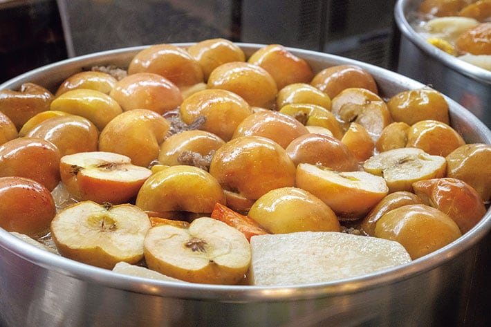 端肉をリンゴなどと共にひと晩煮込む。