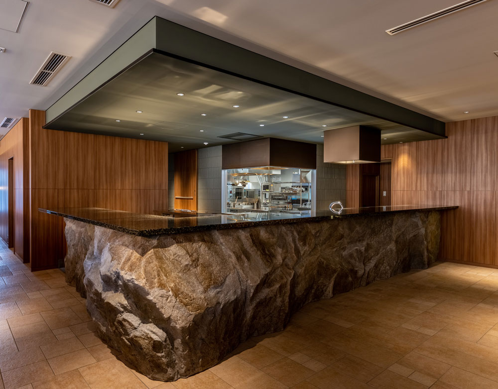レストランの入り口には、箱根を象徴するような集積した岩石を使ったカウンターが。