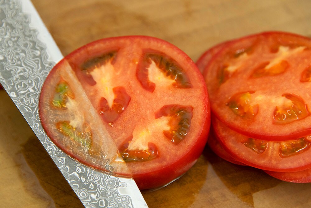 トマトが片手でこんなに薄く切れるなんて……。食品を“切る”という行為が快感になる、高村刃物製作所の包丁。