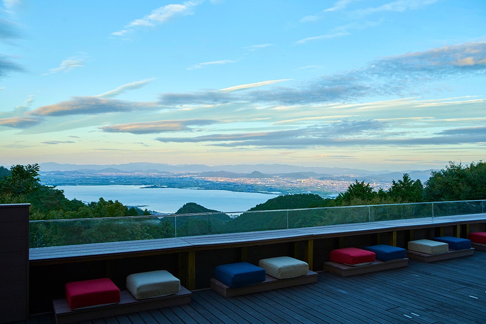 「山床カフェ」から望む琵琶湖の夕景。世間の喧騒を離れた、山上のオーベルジュで静かに過ごす、贅沢かつ貴重なひとときを満喫して。