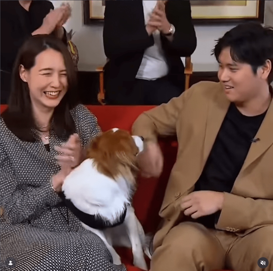 2024年11月、MVP獲得が発表された時。真美子さんの着用ワンピースは「HUGO BOSS（ヒューゴ・ボス）」のものと思われる（ドジャースのインスタグラムより）
