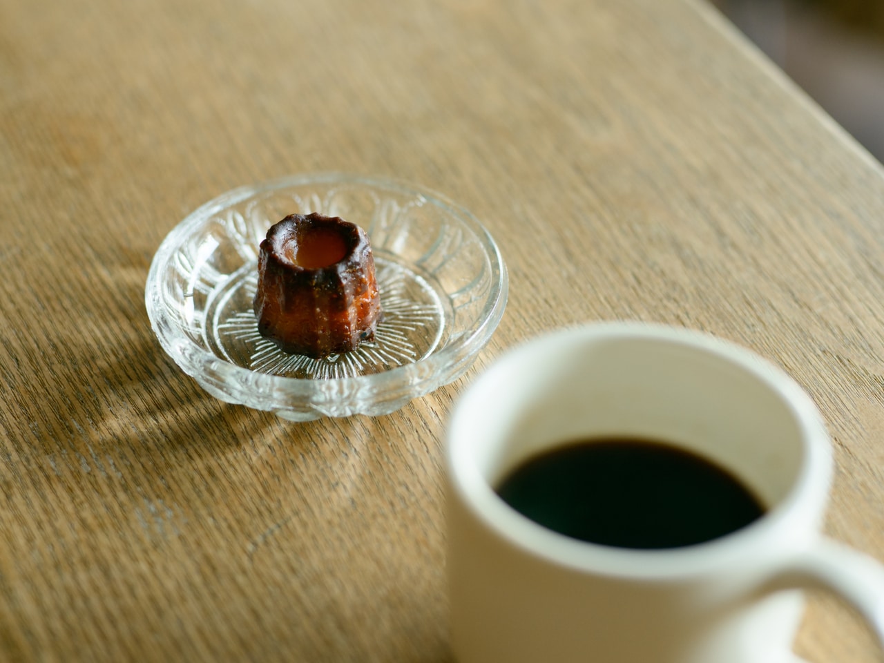 素朴な焼き菓子の台座として輝くガラスのうつわ。