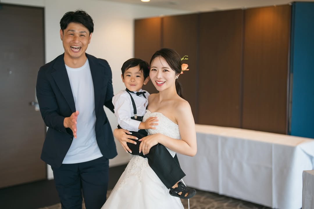 乳がんの手術前に結婚式を挙げた橋本さん。そのときに撮影した夫・息子とのスリーショット