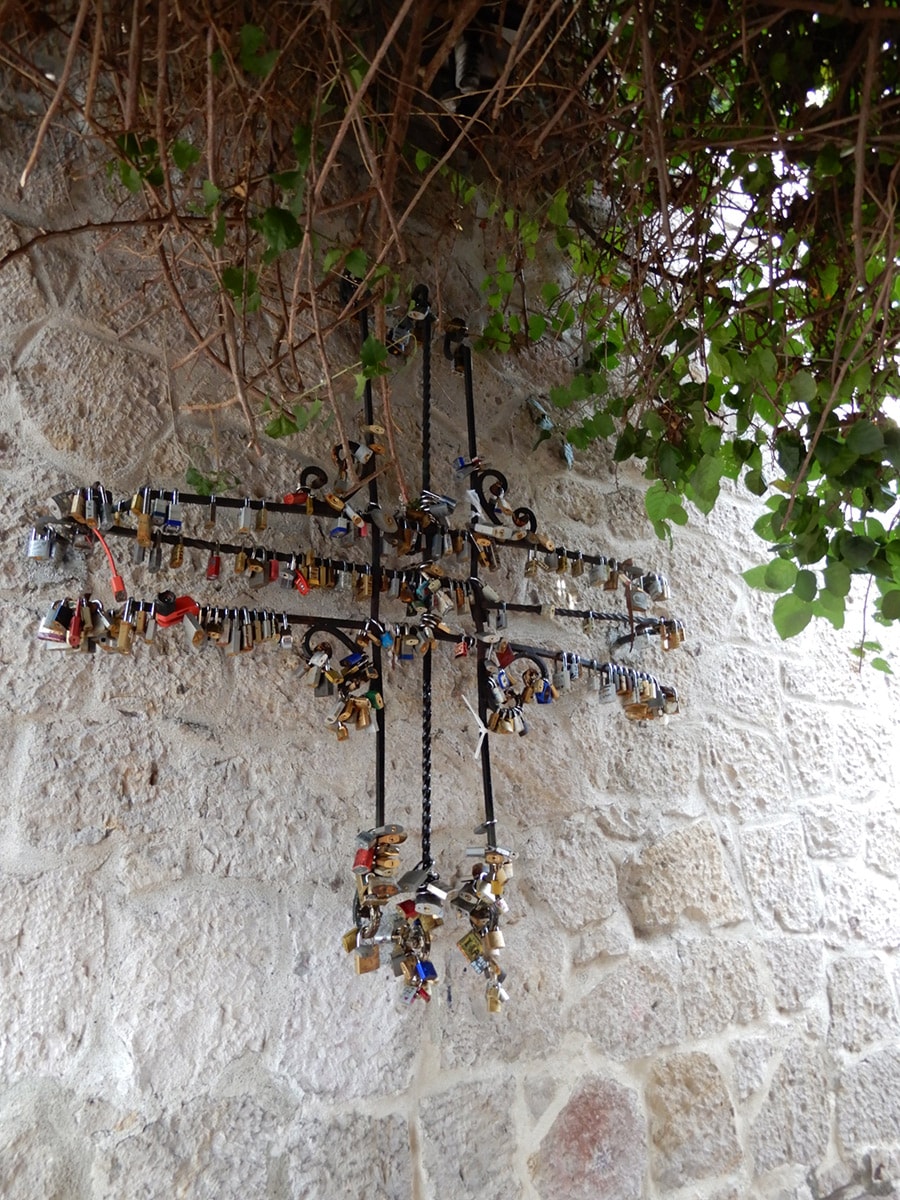 この小経にある十字架には、カップルが絆を誓った愛の錠前を付けていく。
