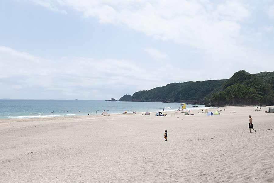 白浜と澄んだ海の美しい舞磯浜海岸。