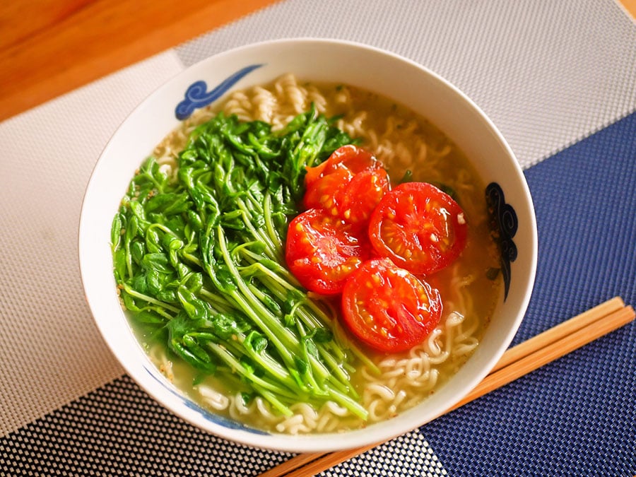 豆苗トマトのっけラーメン。