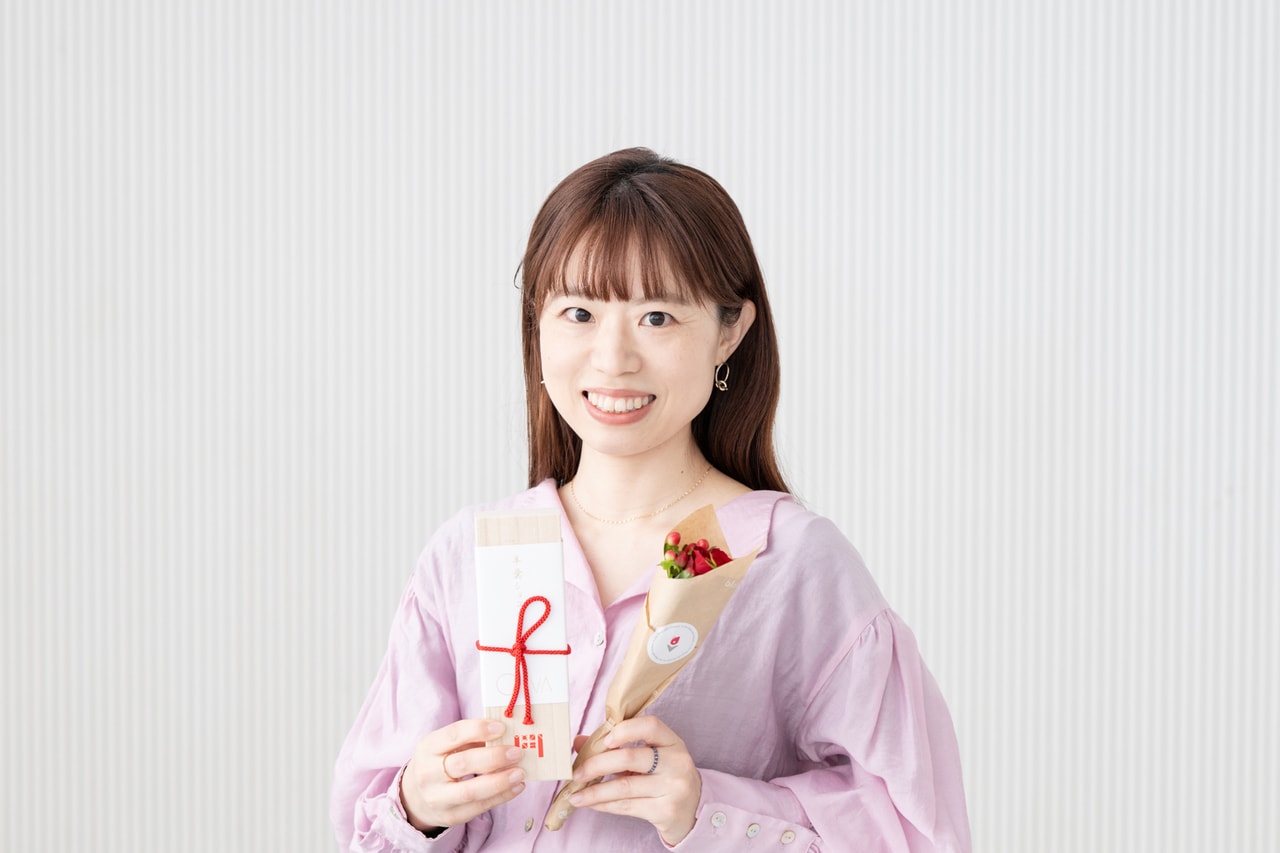 「深い味のお茶やお酒にも合うお味。ブーケはこのくらいのサイズなら大きな花瓶もいらないし、飾りやすいですよね」(茂木さん)