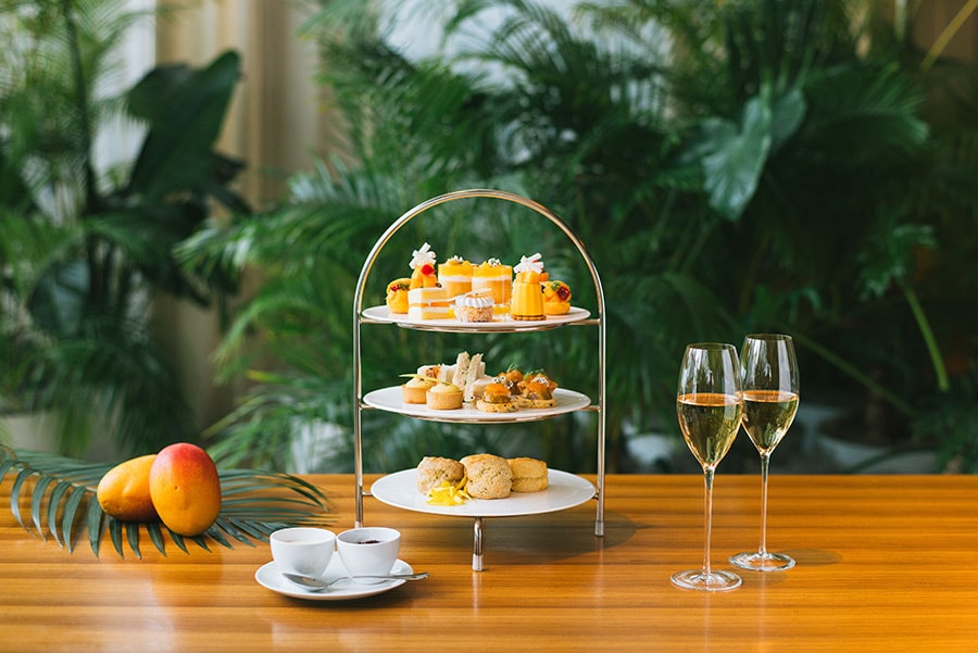 「MANGO EDITION AFTERNOON TEA」のイメージ。ファインティーセレクション 8,500円、グラスシャンパン（ルイナール ブラン ド ブラン）1杯付13,000円（ともに税・サ込）。