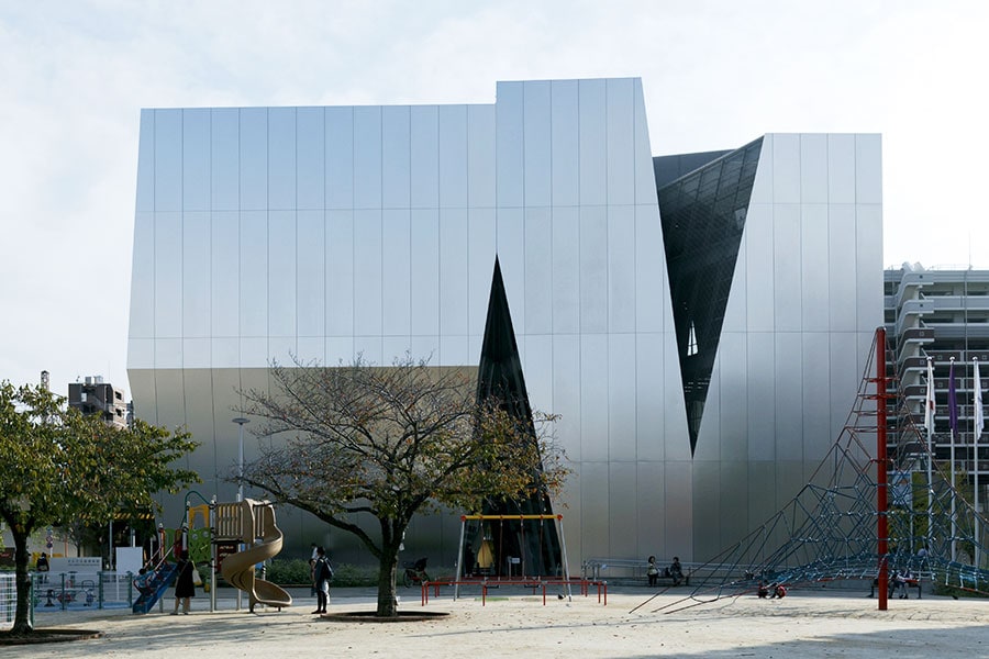 すみだ北斎美術館を設計したのは世界的に有名な建築家・妹島和世。建物の最上階からは東京スカイツリーを眺めることができる。