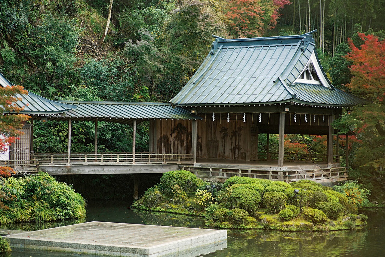 修禅寺の門前に初代・浅羽弥九郎幸忠が開いた宿坊に端を発し生まれたあさば。600坪の池には旧大聖寺藩主、前田利鬯子爵より富岡八幡宮へ寄進された能舞台「月桂殿」が。
