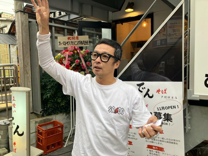 もつ焼き屋と立ち食いそば屋を両方やりたいと語る
