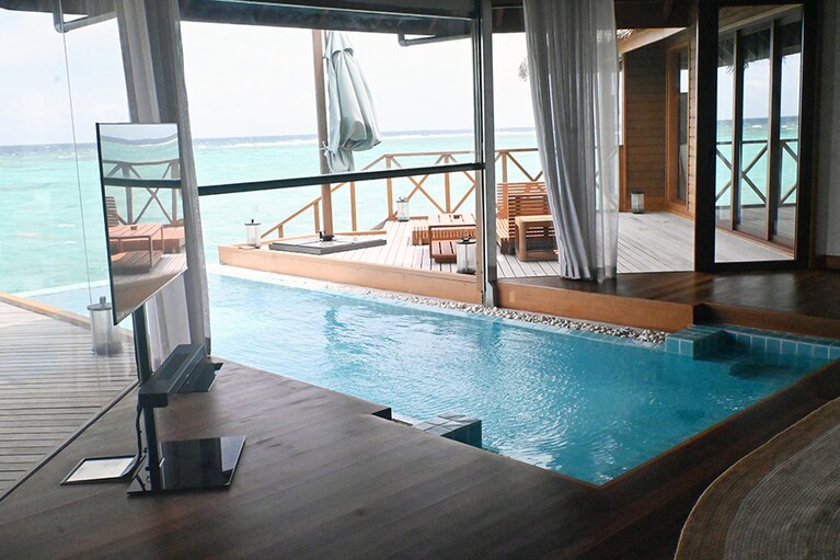 リビングルームから直接入れるインフィニティプール。