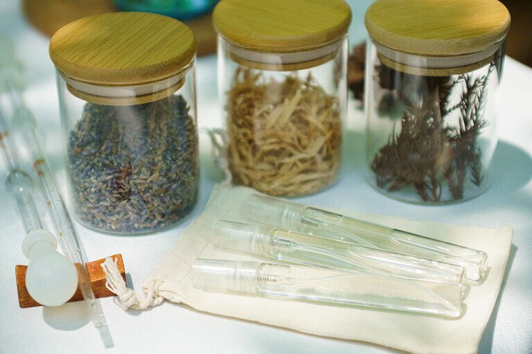 スギ、ヒノキ、ラベンダーなどの香りに癒やされる「薫る森の蒸留」。