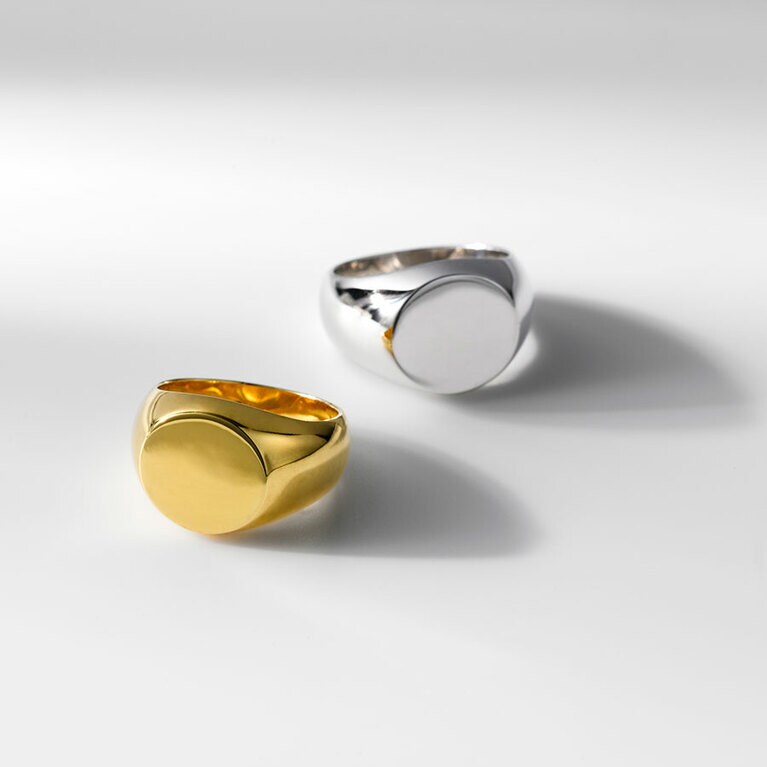 SIGNET RING　イエローゴールド23,100円、シルバー16,500円／RAGBAG