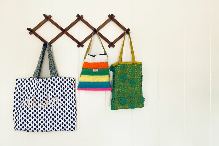 左から、チトさんのシグニチャーalohaバッグ 68ドル～、ヴィンテージニットのリメイクバッグ 78ドル～、ヨーロッパヴィンテージレースのバッグ 88ドル～。