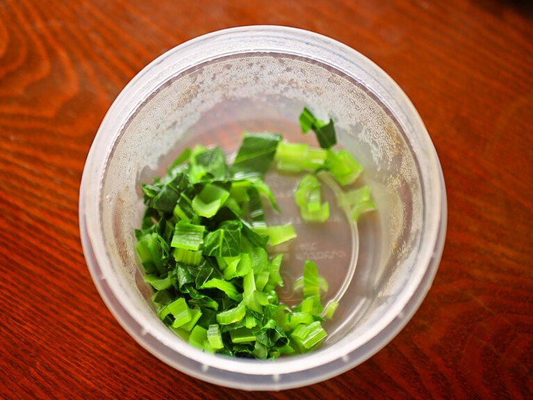 細かく刻んで水を加えてレンジで加熱。