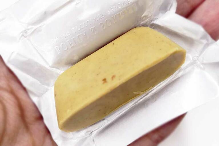 「BOELLA＆SORRISI」のピスタチオ ジャンドゥイオッティ。ピスタチオフレーバーの包みを開けると、きれいな萌黄色がお目見え！