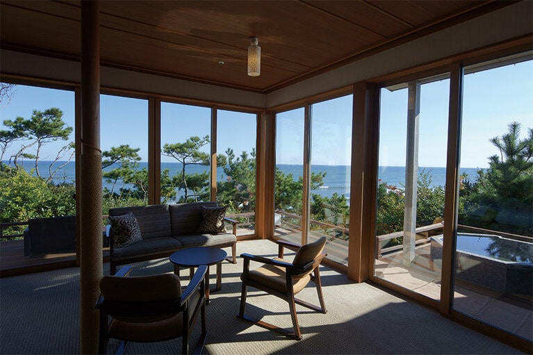 離れの「月汐」。2面の窓がシームレスに周囲の自然とつながります。