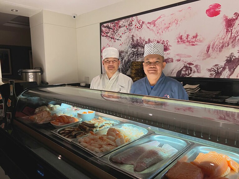 鮨バー。日本語OKのインドネシア人が美味しいお鮨を握っている。