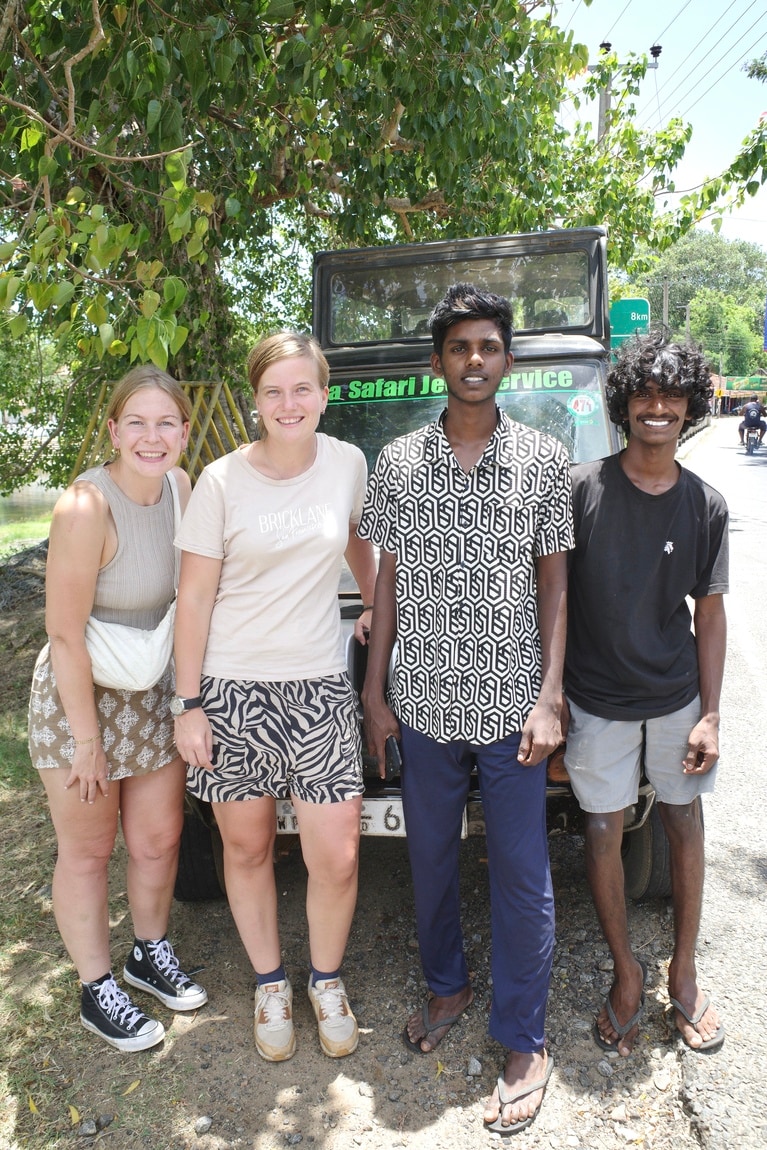 ガイド兼ドライバーの青年ふたりと、スリランカ各地を旅していたオランダのバックバッカー女子たち。