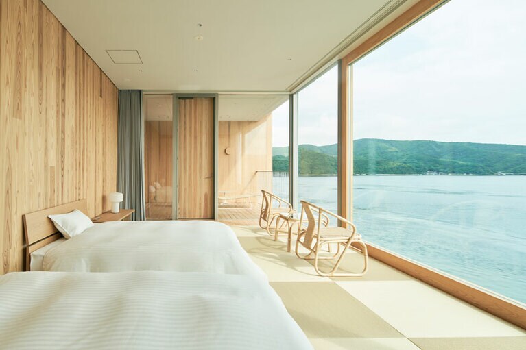 Entô［島根／隠岐諸島海士町］別館「Entô Annex NEST」NEST WAの和モダンな客室。／photo by Kentauros Yasunaga