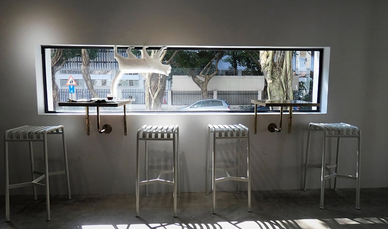 あちらこちらに飾られている猫のオブジェ。神秘的な雰囲気が店のコンセプトにマッチしているのだとか。