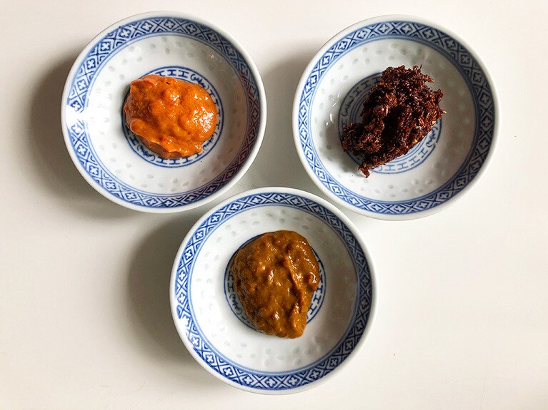 こちらは我が家の三種類のハリッサ。右上はドライ唐辛子を使ったもの。左上は白いパプリカを入れたので明るいオレンジで辛味もマイルドに。下は緑の唐辛子を混ぜたので暗い色。どれもそれぞれ違った風味があり深い旨みがあります！