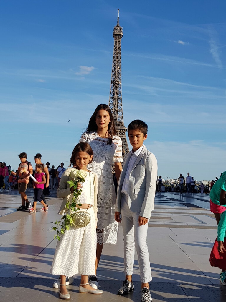 こちらは家族で友人の結婚式に出席したときの写真。