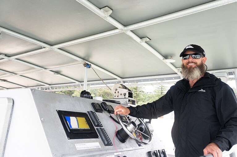 グラスボートに乗って「出発！」。〈沈船クルーズとフィッシュフィーディング〉は1日3回催行、1名 AUD39。