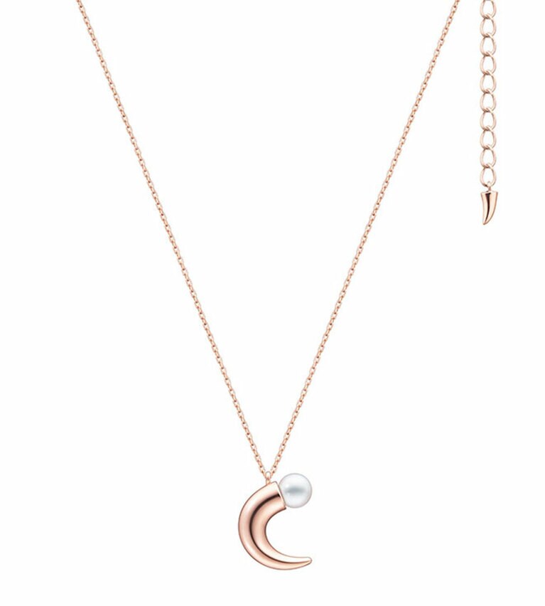 デインジャー ホーン ペンダント（18K／SAKURAGOLD（TM）／あこや真珠）308,000円。