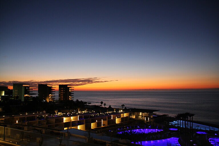 夜明け前の一瞬。ライトアップされたプールが美しい。