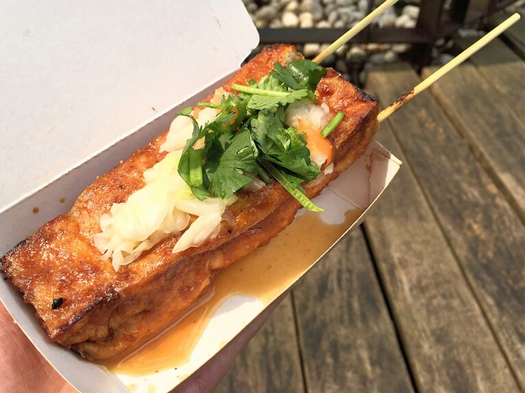 台湾風キムチ(泡菜)とパクチーをトッピング。1本35元。