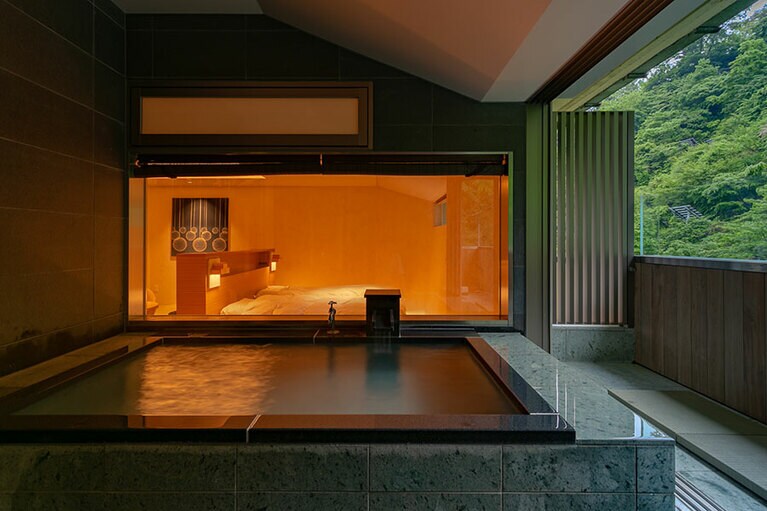 酒の宿 玉城屋［新潟／松之山温泉］露天風呂付和洋室「椿」。