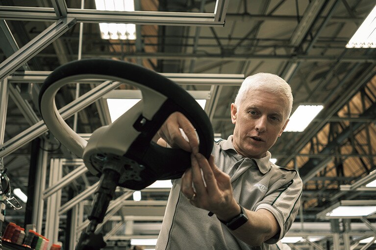 ハンドル・ステッチ担当の熟練の技を持つテリー・ローリンソンさん。