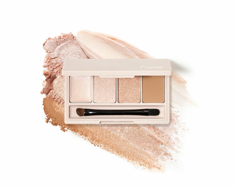 追加発売になった新色は、質感違いで色の差を抑えているのがニクいセット。無色でうるんだツヤを与えるバーム、のばすと濡れ感のある白味の強いベージュ、左の色に2段階くらいブラウンを足したようなベージュ、影を仕込みたい場合にも最適なローライトベージュの4色。カラーレスでヌーディーなのに盛れるつくりのハイ＆ローパレット。フジコ 足しパレ 04 彫り深ヌード 2,090円／かならぼ