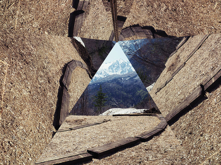 三角のオブジェを利用して、なんとも不思議な写真を撮ってみよう！