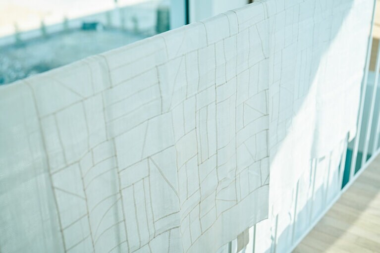 薄いリネンで作られる韓国の布、ポジャギのディスプレイで日差しに表情が生まれる。小盤以外の雑貨はヤンさんの妻のセレクト。